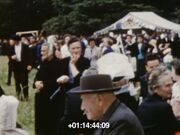 14:44 M.-J. Le Bre-ton-Le Berre (café de Lenhesq) au centre, à sa g. mère en coiffe, Maria Hémery-Le Berre devant